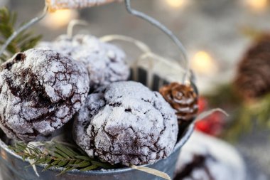 Pudra şekerli çikolatalı kurabiyeler, dışı çıtır çıtır, içi yumuşak. Noel kompozisyonu