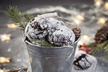 Pudra şekerli çikolatalı kurabiyeler, dışı çıtır çıtır, içi yumuşak. Noel kompozisyonu