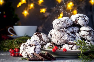 Ev yapımı çikolatalı kırışık kurabiyeler ve kremalı şeker. Çatlak çikolatalı bisküviler. .