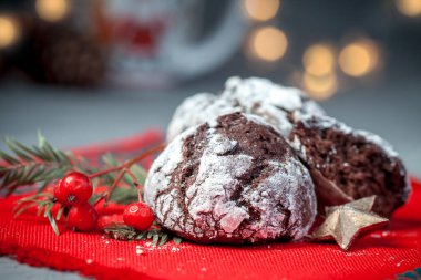 Çikolatalı kurabiye. Ev yapımı çikolatalı buruşuk kurabiyeler pudra şekeri..