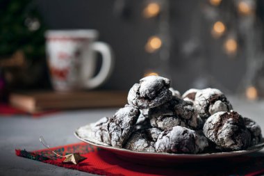 Pudra şekerli çikolatalı kurabiyeler. Çikolata kırışıklıkları.