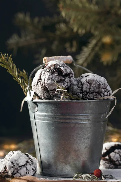 Gebarsten Chocoladekoekjes Poedersuiker Knapperig Van Buiten Zacht Van Binnen Kerstsamenstelling — Stockfoto