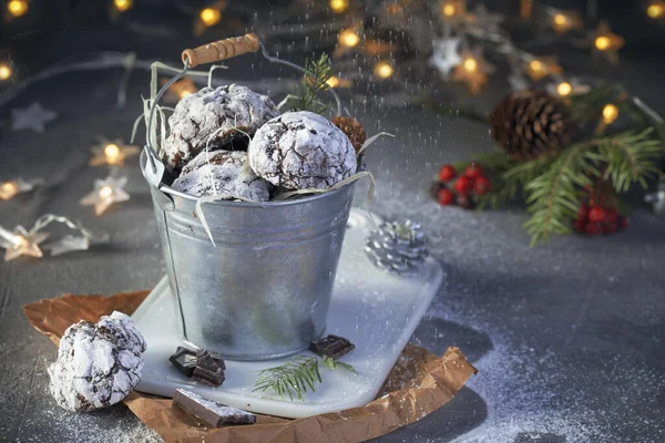 Chocoladekoekjes Metalen Emmer Met Koekjes Een Grijze Achtergrond Met Bokeh — Stockfoto