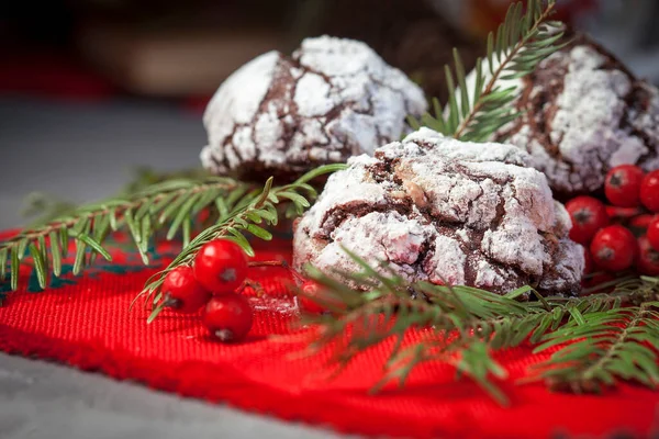 Vers Gebakken Zoete Chocoladekoekjes Een Bakplaat Bestrooi Koekjes Met Poedersuiker — Stockfoto