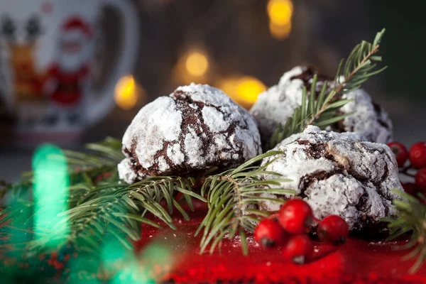 Zelfgebakken Chocolade Crinkle Koekjes Poedersuiker Gebarsten Chocoladekoekjes — Stockfoto