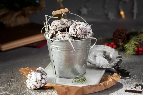 Chocoladekoekjes Een Metalen Emmer Kerstversiering Bestrooid Met Poedersuiker — Stockfoto