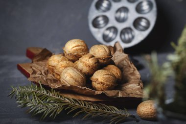 Kağıt üzerinde yoğunlaştırılmış süt olan kurabiyeler. Hamur bisküvisi. Noel kurabiyeleri. Yeni Yıl Kompozisyonu.
