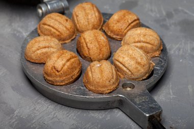 Ceviz şeklinde kurabiye, ev yapımı kurabiye, tatlı, şekerleme yapan, ceviz şeklinde kurabiye yapan, ceviz şekilli kurabiye kalıplı bisküviler.