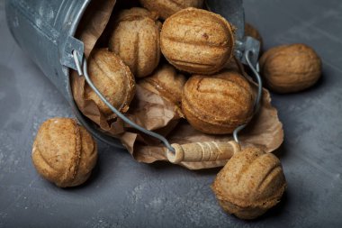 Kovayla hayat, gri çimento arka planda tatlı kurabiye şeklinde fındıklar, fotokopi alanı olan yemek kavramı.