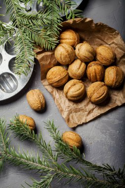 Noel ağacının arka planında yoğunlaştırılmış süt olan fındık şeklinde kurabiyeler. Noel hediyesi