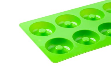 Beyaz arka planda izole edilmiş yeşil silikon şekilli çörek. Bakeware.
