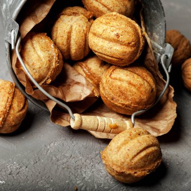 Yılbaşı yemeği. Karamelli karamelli Rus cevizi şekilli Oreshki kurabiyesi. Yakın plan.