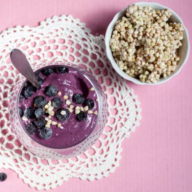 Vejetaryen tatlısı, yeşil karabuğday filizi böğürtlenli krema. Lezzetli sağlıklı kahvaltı. Pembe bir arka planda