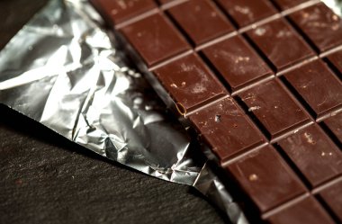 Siyah arka planda el yapımı çiğ vejetaryen çikolata.