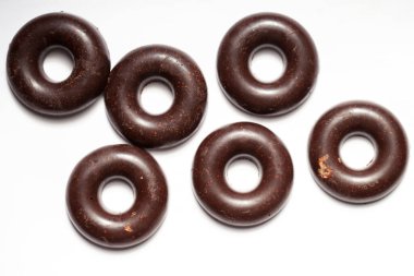 Beyaz arka planda çiğ vejetaryen ev yapımı çikolatalı şeker topları. Çörek biçiminde üstten görünüm