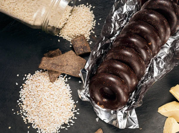Zestaw Surowych Czekoladowych Cukierków Ziaren Kakaowych Masła Kakaowego Domu Nasionami — Zdjęcie stockowe