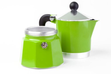 Renkli yeşil metal gayzer kahve demliği, beyaz arka planda izole kahve makinesi. Saplı İtalyan kahve demliği.