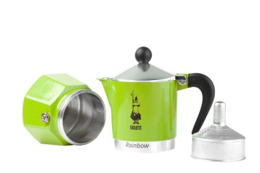 KIEV, UKRAINE - 26 Ocak 2021: BIALETTI metal kahve makinesi yeşil renk izole, beyaz arka planda gayzer kahve makinesi