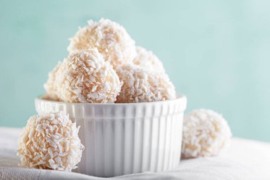 Tahta masanın üzerinde hindistan cevizi şekeri tabağı.