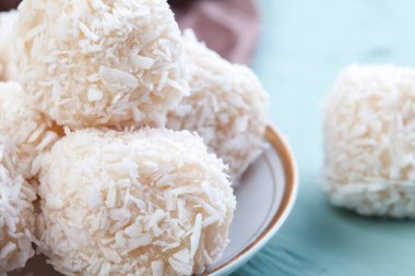 Masadaki tabakta ev yapımı beyaz çikolata ve hindistan cevizi tatlısı. Kartopu şekerli mantarlar. Seçici odak