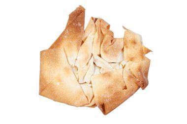 Beyaz bir tabakta taze pişmiş filo hamuru sepetleri. Tatlının temeli. İnce Balkan hamuru