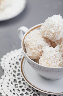 Hindistan cevizi şekerlemeleri porselen bir kaba yakın plan. Ev yapımı Rafaello Hindistan cevizli ve bademli tatlılar.