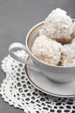 Hindistan cevizi şekerlemeleri porselen bir kaba yakın plan. Ev yapımı Rafaello Hindistan cevizli ve bademli tatlılar.