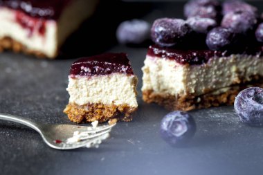 Siyah tabakta yaban mersinli tofu peynirli kek. Sağlıklı vejetaryen gıda konsepti. Yakın plan.
