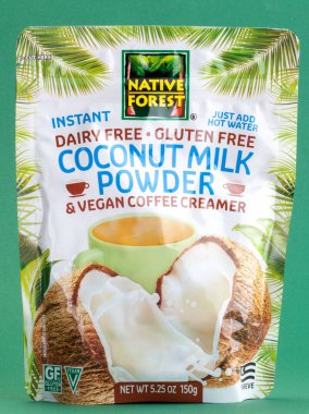 KIEV, UKRAINE - 18 Şubat 2021: Edward & Sons, Hindistan cevizi tozu paketli. Vejetaryen kreması yerine