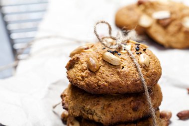 Telli rafta ev yapımı fıstık kurabiyeleri. Gri arka plan. Ülke biçimi.