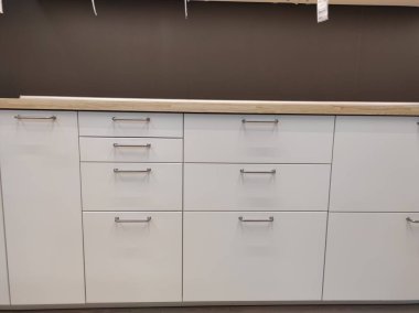Kiev, Ukrayna - 5 Mart 2021: IKEA mobilya mağazasında yansıtıcı yüzeylere sahip modern beyaz mutfak sergisi.