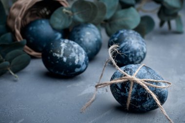 Paskalya. Paskalya gri yumurtaları çok şık. Mermer taş serileri boyalı yumurtalar