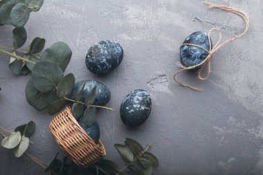 Paskalya. Paskalya gri yumurtaları çok şık. Mermer taş serileri boyalı yumurtalar