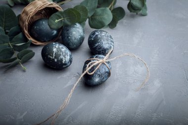 Paskalya. Paskalya gri yumurtaları çok şık. Mermer taş serileri boyalı yumurtalar