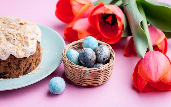 Lezzetli ev yapımı paskalya pastası, laleler ve yumurtalar, üst manzara.