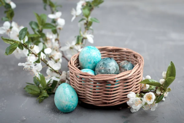 Wielkanocne Kolorowe Jaja Gnieździe Siana Niebieskim Tle Koncepcja Sezonowości Wiosna — Zdjęcie stockowe