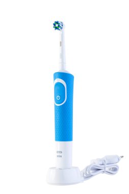 KIEV, UKRAINE - MAYIS 09, 2021: Oral-B Vitality Hassas Diş fırçası ve beyaz arka planda değiştirilebilir kafa. Oral-B ağız temizliği ürünleri için bir marka adıdır..