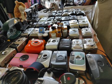 KIEV, UKRAINE - 17 Mayıs 2021: İkincil pazarda diğer eski şeylerin arasında satılan eski cep kamerası