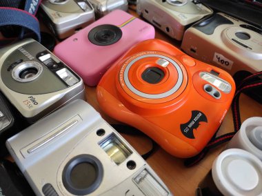 KIEV, UKRAINE - 18 Mayıs 2021: Fujifilm Instax Mini 25 Vintage Market 'teki Portakal Anında Kamera