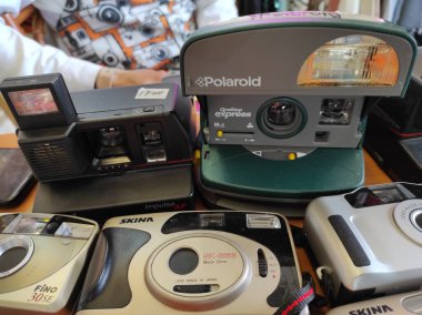 Kiev, Ukrayna - 17 Mayıs 2021: Antika pazarında polaroid vintage kamera
