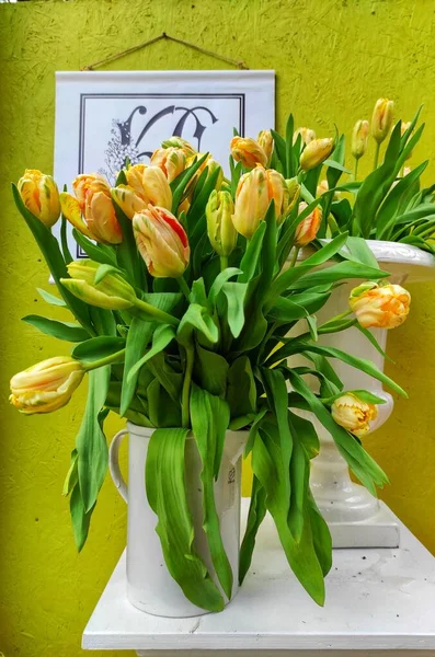 Luxuriöser Strauß Gelber Tulpen Auf Einem Tisch Freien — Stockfoto
