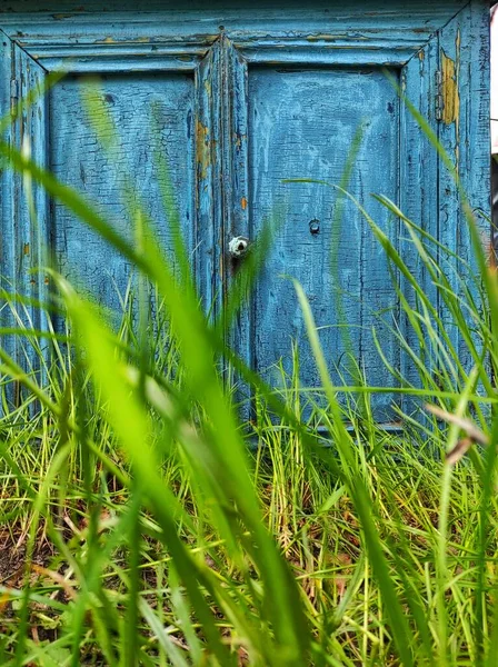 Старая Деревянная Мебель Саду Хлопья Голубой Краски Трещины Яркая Винтажная — стоковое фото
