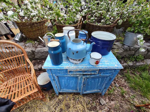 Bahçedeki Eski Ahşap Mobilyalar Mavi Boya Pulları Çatlaklar Parlak Kaliteli — Stok fotoğraf