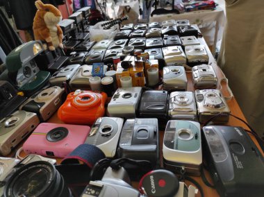 KIEV, UKRAINE - 17 Mayıs 2021: İkincil pazarda diğer eski şeylerin arasında satılan eski cep kamerası