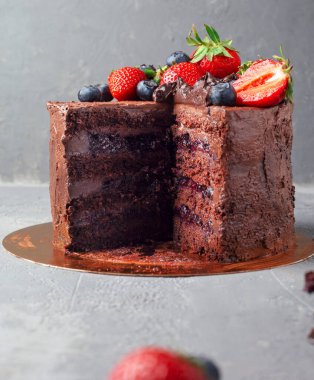 Çilekli çikolatalı pasta.