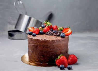 Çilekli çikolatalı pasta.