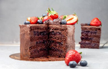 Çilekli çikolatalı pasta.