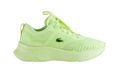 KIEV, UKRAINE - 20 Temmuz 2021: Beyaz arka planda izole edilmiş modern stil Lacoste tekstil spor ayakkabıları. Açık yeşil renk