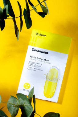 KIEV, UKRAINE - 24 Haziran 2021: Seramik Çarşaf Yeniden Canlandırma MaskDr. Jart + Seramidin Yüz maskesi. Kore kozmetik ürünleri
