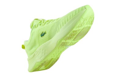 KIEV, UKRAINE - 25 Haziran 2021: Lacoste 'nin beyaz arka planda yeşil spor ayakkabılarına yakın plan, Lacoste dünyadaki en ünlü Fransız spor giyim markasıdır.